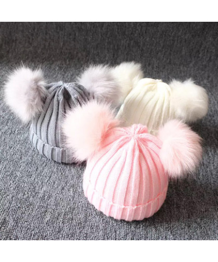 Шапка с пушистыми по...