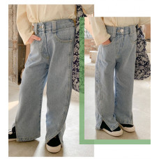 Loose-fitting jeans